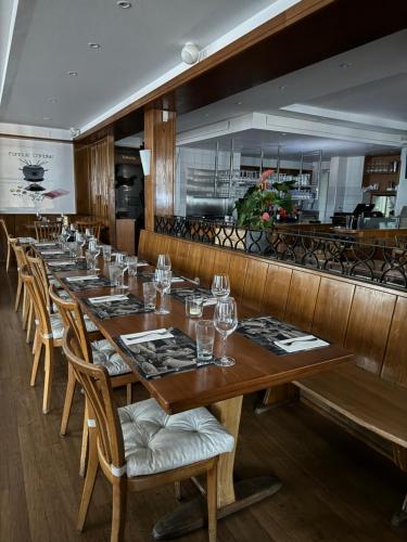une salle à manger avec une grande table et des chaises dans l'établissement tas24ch Travel and Sleep 24, à Saint-Gall