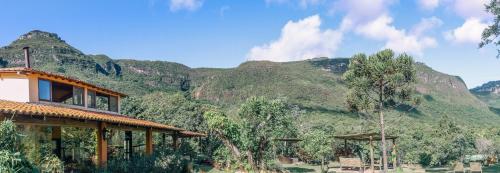 a building with a mountain in the background at Pousada do Capão Chapada Diamantina in Vale do Capao