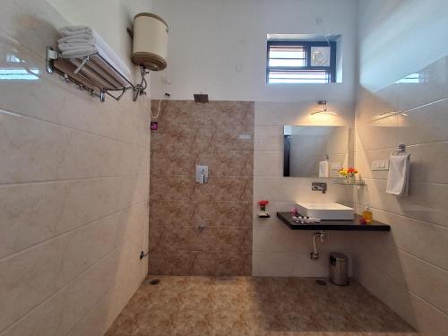 y baño con ducha, lavabo y espejo. en Keen Leopard Homestay, en Jawāi Bāndh
