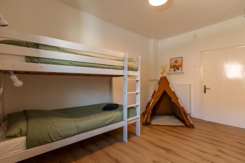 1 dormitorio con 2 literas y una casa de juegos en Gasthaus Pura Vida, en Vorderberg