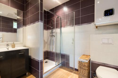 uma casa de banho com um chuveiro e um WC. em DIFY Soie - Croix-Rousse em Lyon