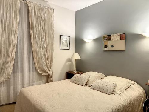een slaapkamer met een bed met 2 kussens erop bij Paris Porte d'Auteuil 2 BR Apartment in Parijs