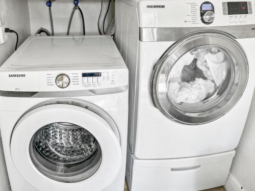 a washing machine and a washer in a room at Stylish & Cozy Home Close To Beach- Free Parking, Private, Backyard, Laundry in Pompano Beach