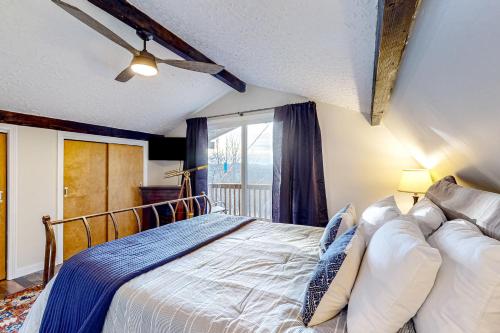 Un pat sau paturi într-o cameră la Cozy Country Cottage