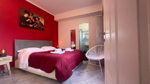 ein rotes Schlafzimmer mit einem Bett und einem Stuhl in der Unterkunft Rome Apartment with terrace Autonomous in Rom
