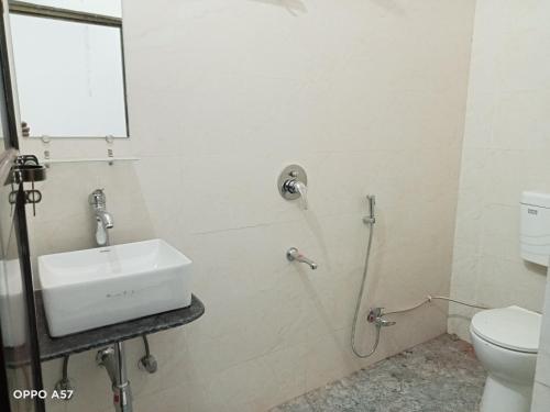 瓦拉納西的住宿－5 PETALS，一间带水槽和淋浴的浴室