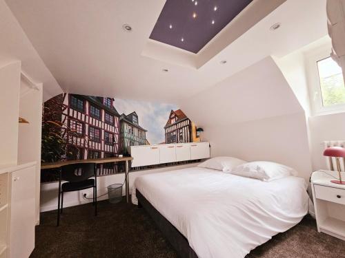 une chambre avec un grand lit blanc dans une pièce dans l'établissement L'impasse du Mail, à Rouen