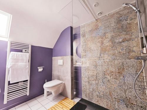 une salle de bain avec toilettes et douche dans l'établissement L'impasse du Mail, à Rouen