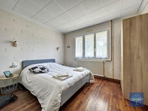 um quarto com uma cama e uma janela em Maison 8 personnes à la campagne à 8 km des plages em Notre-Dame-de-Riez