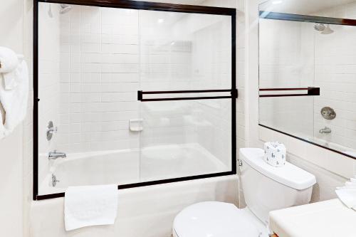 Un baño blanco con ducha y WC. en The Bridges 203, en Mammoth Lakes