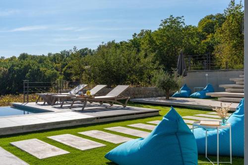 ein Hinterhof mit einem Pool mit Tisch und Bänken in der Unterkunft Luxury Villa Depollo in Donji Vinjani