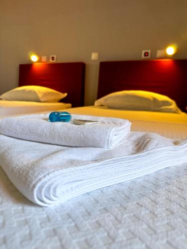 a pair of towels sitting on top of a bed at HI Serra da Estrela - Pousada de Juventude in Penhas da Saúde