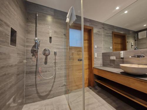 łazienka z prysznicem i umywalką w obiekcie Max Residence Zell am See - Steinbock Lodges w mieście Zell am See