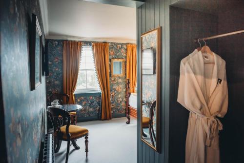 a room with a mirror and a room with a bedroom at Roslyn House in Tobermory