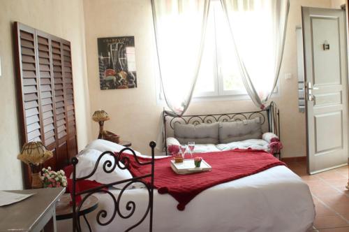 um quarto com uma cama com um cobertor vermelho em Gîtes les Grappes d’or em Cramant