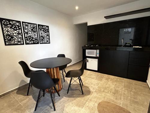 uma cozinha com mesa e cadeiras num quarto em Flat Bugayalê em Garanhuns