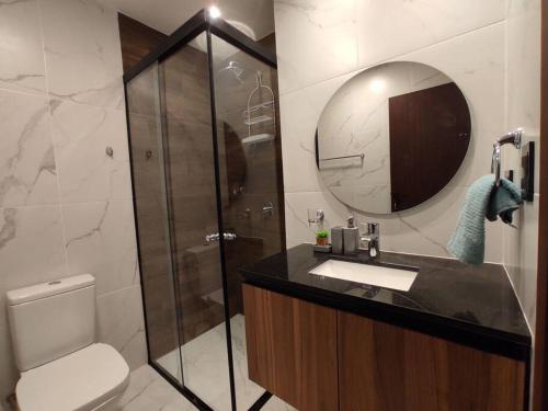 La salle de bains est pourvue de toilettes, d'un lavabo et d'une douche. dans l'établissement Hermoso Mono Ambiente, à Santa Cruz de la Sierra