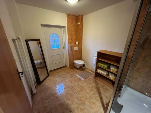 uma casa de banho com um chuveiro e um WC. em Monteurunterkunft Zum Mohr em Birstein