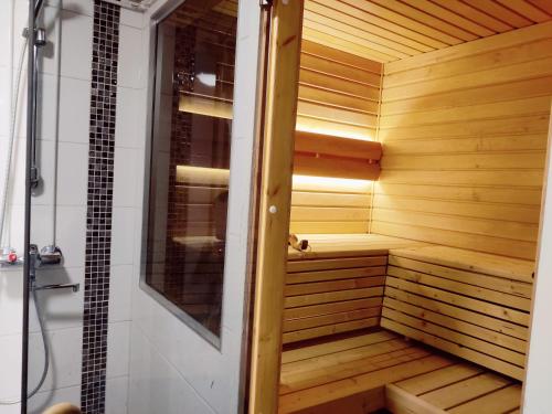 een sauna met houten lambrisering in de badkamer bij Tilava asunto saunalla in Kuusamo