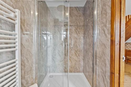 una doccia con porta in vetro in bagno di Orchard View ad Ash
