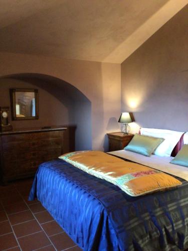1 dormitorio con 1 cama grande en una habitación en Villa Moglietta, en Albaretto Della Torre 