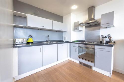 Cucina o angolo cottura di Modern & Central 1KB Apt Salford Quays