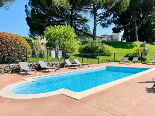 - une piscine entourée de chaises et de chaises dans l'établissement Gîtes Château de la Selve, à Grospierres