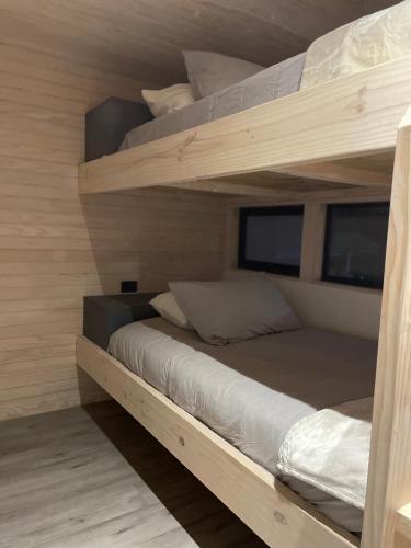 een slaapkamer met 2 stapelbedden in een kamer bij NEK Matanzas in Matanzas