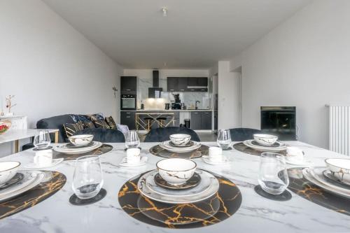 une table de salle à manger avec des assiettes et des verres dessus dans l'établissement De Disney à Paris - Pré Verson 1, à Chessy