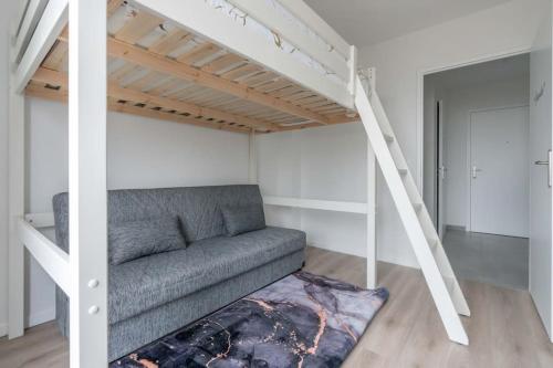 un salon avec un canapé sous un lit mezzanine dans l'établissement De Disney à Paris - Pré Verson 1, à Chessy