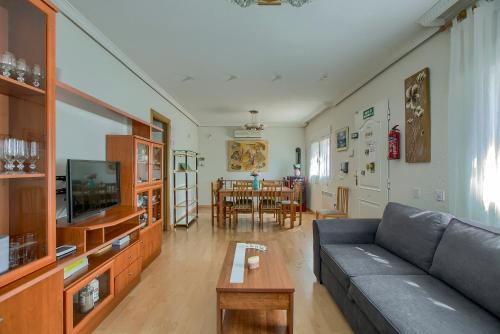 a living room with a couch and a table at Casa rural Higueras in Santa María de la Alameda