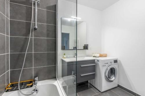 une salle de bain avec douche et machine à laver dans l'établissement De Disney à Paris - Pré Verson 1, à Chessy
