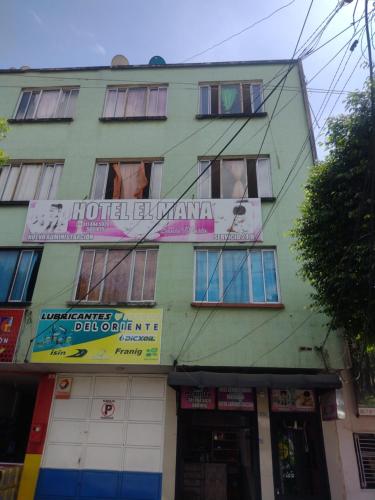 un edificio con un cartel en el costado en Hotel el Manaa Santa Marta en Cúcuta