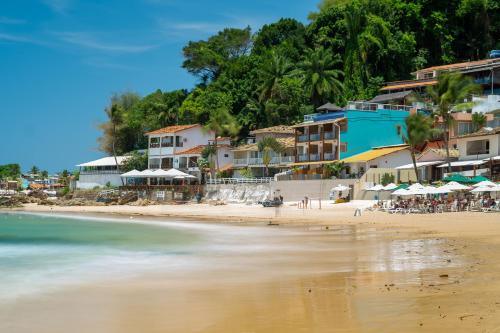 a view of a beach with a group of hotels at Pousada Dona Moça in Morro de São Paulo