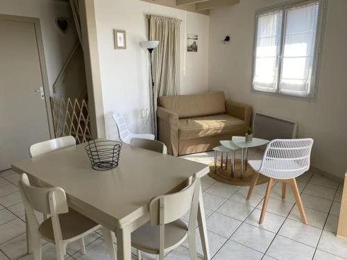 un salon avec une table, des chaises et un canapé dans l'établissement 