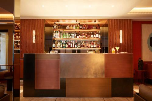 a bar in a restaurant with a counter at Villa-des-Prés in Paris