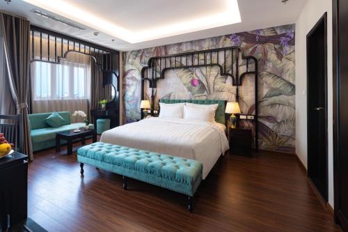 ein Schlafzimmer mit einem großen Bett und einer blauen Bank in der Unterkunft PALAGO BOUTIQUE HOTEL in Hanoi