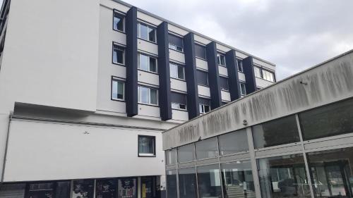 ein großes weißes Gebäude mit vielen Fenstern in der Unterkunft Apartment am Bahnhof und Uniklinik in Mainz