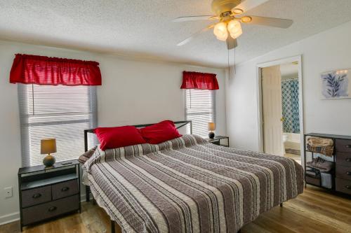 una camera da letto con letto con cuscini rossi e ventilatore a soffitto di Prosperity Vacation Rental about 1 Mi to Lake Murray! a Lake Murray Shores