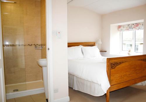 a bedroom with a bed and a shower at Dalesmoor in Reeth