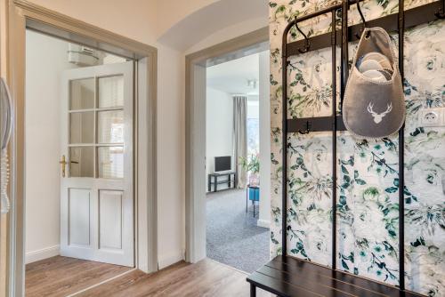 インスブルックにあるInnsbruckHomes at Botanical Gardenのスライド式ガラスドア付きの廊下、