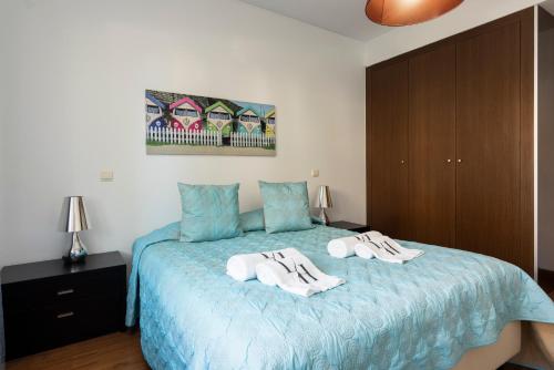 Apartamento Monte Laguna في فيلامورا: غرفة نوم عليها سرير وفوط