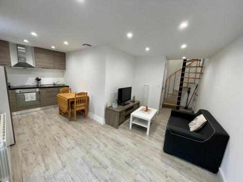 un salon avec un canapé noir et une cuisine dans l'établissement Loft Fourvière, à Lyon