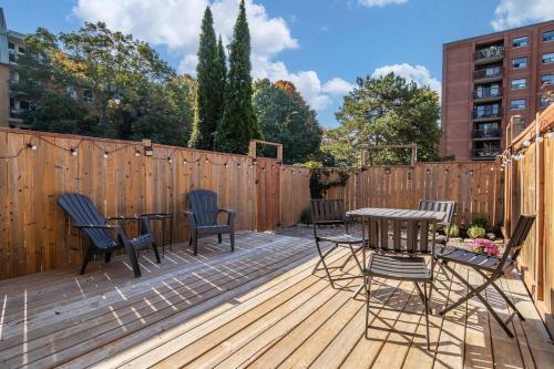 Downtown Victorian Townhouse – Photos 2
