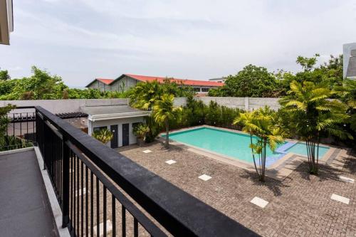 een balkon met een zwembad en palmbomen bij 3-Bedroom Villa with Pool in Santa Cruz