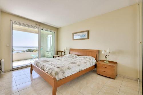 - une chambre avec un lit et une grande fenêtre dans l'établissement Apartment W 2 bathrooms at 400m from the beach, à Nice