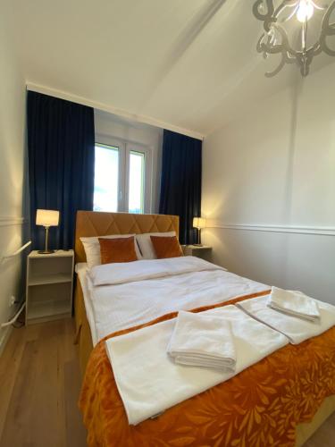 1 dormitorio con 2 camas y lámpara de araña en Tabago Studio 13, en Kędzierzyn-Koźle