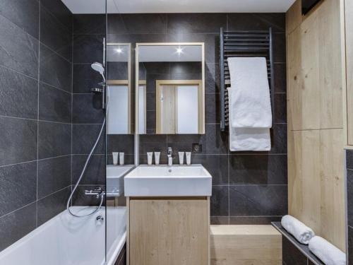 La salle de bains est pourvue d'un lavabo et d'une baignoire. dans l'établissement Appartement Val-d'Isère, 3 pièces, 4 personnes - FR-1-567-90, à Val dʼIsère