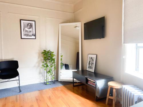 een spiegel in een kamer met een bureau en een stoel bij 2 Bedrooms Entire Beautiful Apt in Williamsburg! in Brooklyn