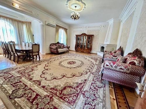 sala de estar con sofá y mesa en Red House, en Ijevan
